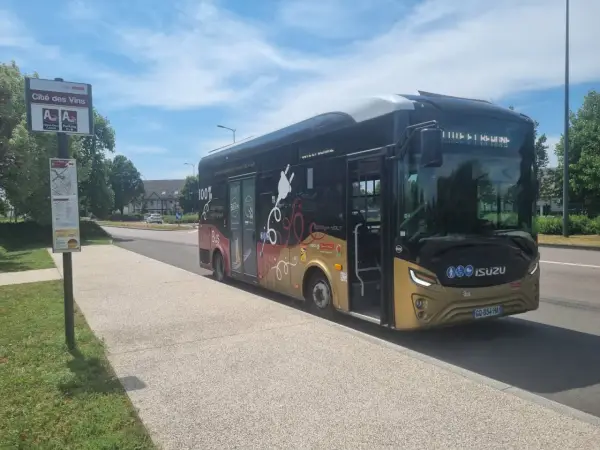 Un bus électrique "Cité des Vins" à Beaune, prêt à emmener les passagers.