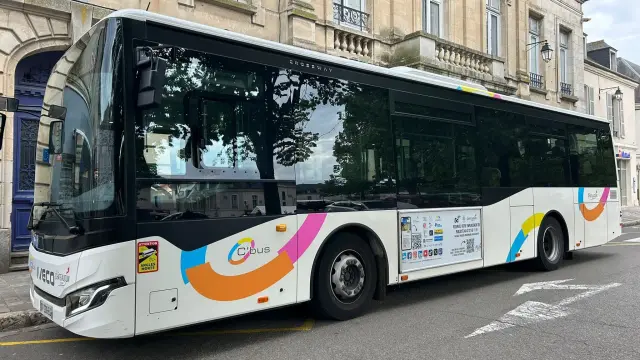 Bus C'bus à Châteaudun, prêt à transporter les passagers selon l'horaire bus Châteaudun.