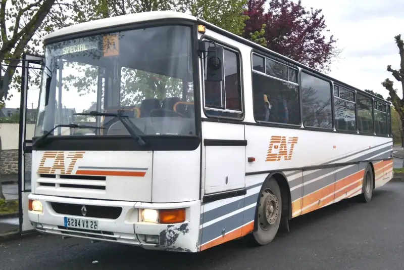 Un bus Karosa Recreo blanc avec des rayures grises et oranges, prêt pour une nouvelle aventure.
